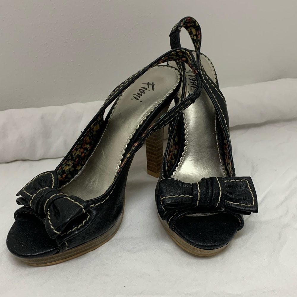 Fioni peep toe heels with contrast stitching, size 5